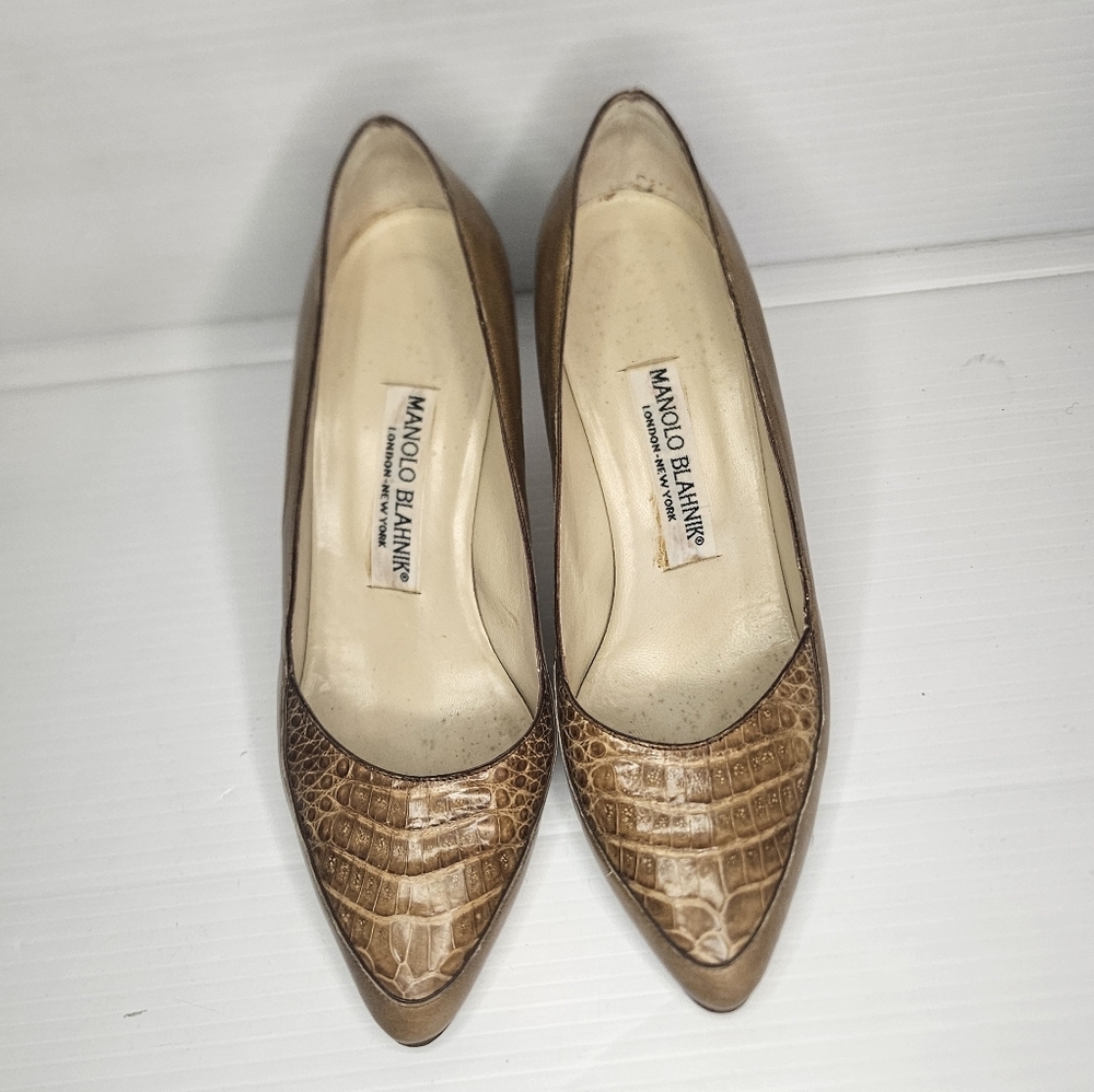 Manolo Blahnik Pointed Toe Alligator Embossed Pumps Size 36